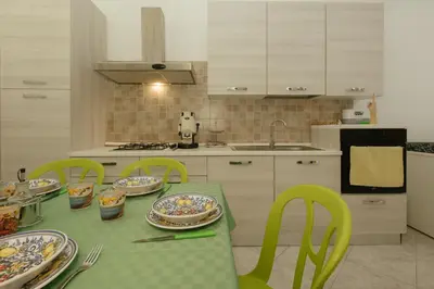 Cucina o angolo cottura di A casa di amici
