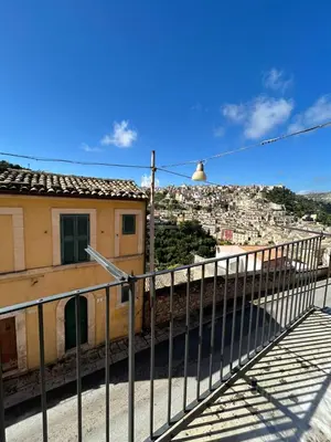 Vista generica sulle montagne o vista sulle montagne dall'interno della casa vacanze