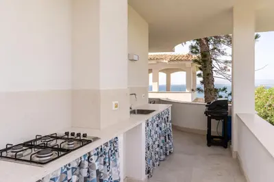 Cucina o angolo cottura di Villa Plemmiria by the Sea by Wonderful Italy