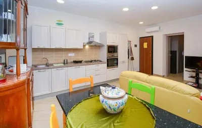 Cucina o angolo cottura di Cozy Home In Augusta With Wifi