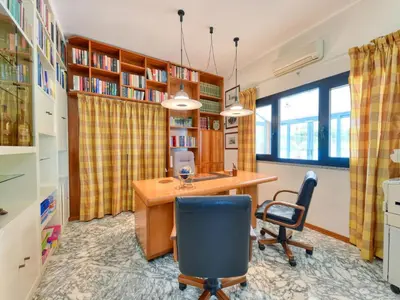 Biblioteca nella casa vacanze
