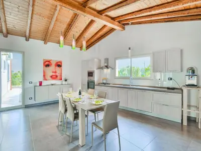 Cucina o angolo cottura di Spacious villa in Siracusa with private garden
