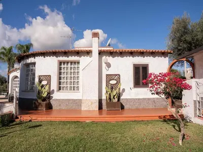 Giardino di Spacious villa with a large veranda and pool