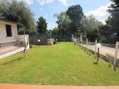 Giardino di Spacious villa with a large veranda and pool