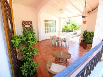Balcone o terrazza di Spacious villa with a large veranda and pool