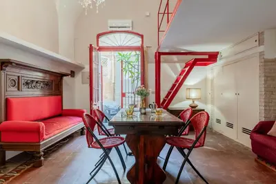 Area soggiorno di GuestHost - Charming Red Flat
