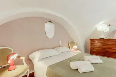 Letto o letti in una camera di GuestHost - Charming Red Flat