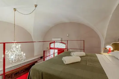 Letto o letti in una camera di GuestHost - Charming Red Flat