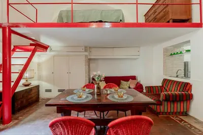 Area soggiorno di GuestHost - Charming Red Flat