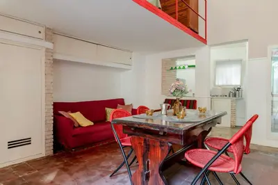 Area soggiorno di GuestHost - Charming Red Flat