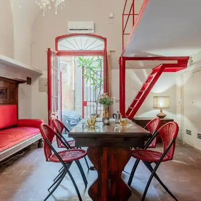 GuestHost - Charming Red Flat
