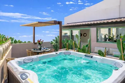 Piscina di Vico Trigona con terrazza e jacuzzi riscaldata o nelle vicinanze