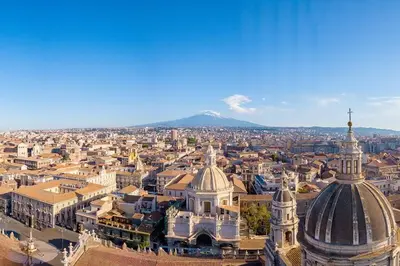 Vista generica su Catania o vista sulla città dall'interno dell'appartamento