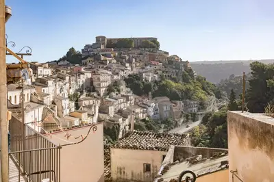 Vista generica sulle montagne o vista sulle montagne dall'interno della casa vacanze