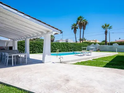 Piscina di Holiday Home für 10 Personen an der Küste Siziliens by Interhome o nelle vicinanze