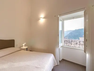 Vista generica sulle montagne o vista sulle montagne dall'interno dell'appartamento