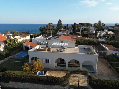 Vista generica sul mare o vista sul mare dall'interno della villa