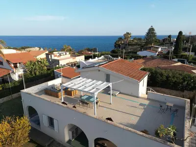 Vista generica sul mare o vista sul mare dall'interno della villa