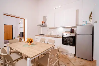 Cucina o angolo cottura di la casa di carta vista cattedrale