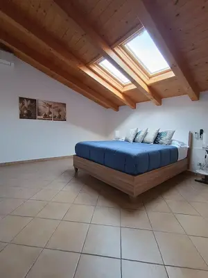 Letto o letti in una camera di la casa di carta vista cattedrale