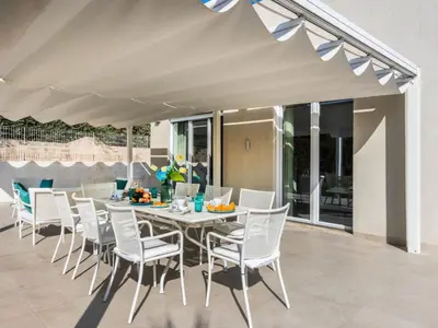 Patio o area all'aperto di Holiday Home 'Villa Luisa' mit Pool by Interhome
