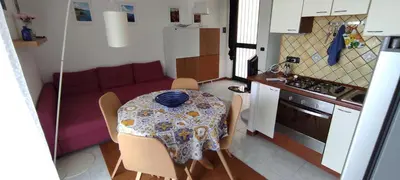 Cucina o angolo cottura di La Rose sur la Mer Two-room apartment with sea view