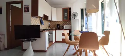 Cucina o angolo cottura di La Rose sur la Mer Two-room apartment with sea view