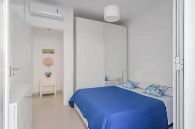 Letto o letti in una camera di DolceVitaSuites - Modern 3BR Beach Villa in San Lorenzo with Sea View