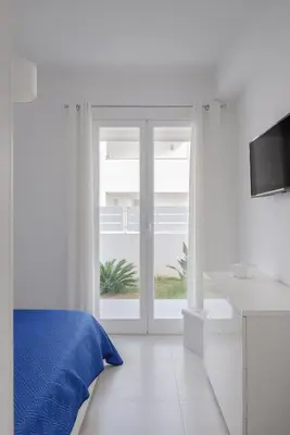 Letto o letti in una camera di DolceVitaSuites - Modern 3BR Beach Villa in San Lorenzo with Sea View