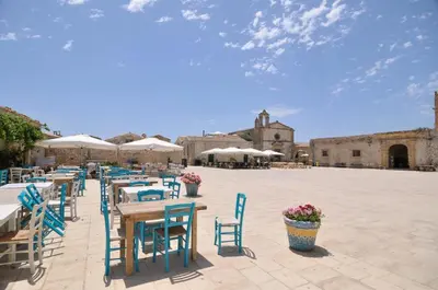 Ristorante o altro punto ristoro di DolceVitaSuites - Modern 3BR Beach Villa in San Lorenzo with Sea View