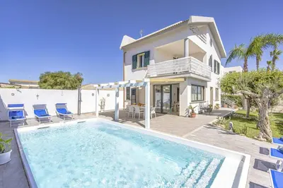 Piscina di Villa Mare Sud by Villa Plus o nelle vicinanze