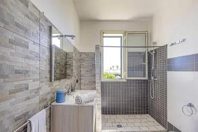 Bagno di Villa Mare Sud by Villa Plus