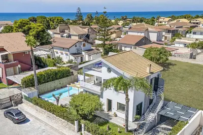Vista generica sul mare o vista sul mare dall'interno della villa