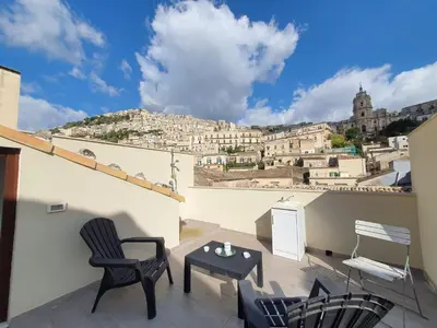 Vista generica sulle montagne o vista sulle montagne dall'interno della casa vacanze