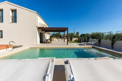 Piscina di Villa Colombo - IsulaTravel o nelle vicinanze