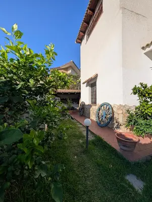 Giardino di Azure Bay Chic Villa