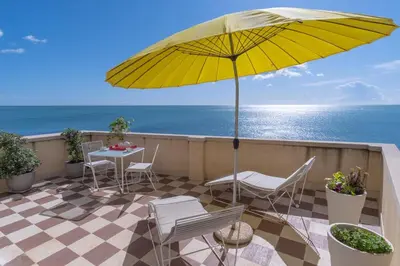 Vista generica sul mare o vista sul mare dall'interno dell'appartamento
