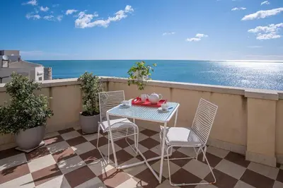 Vista generica sul mare o vista sul mare dall'interno dell'appartamento