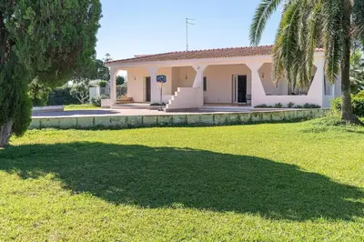 Giardino di villa con piscina vista mare
