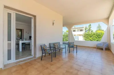 Balcone o terrazza di villa con piscina vista mare