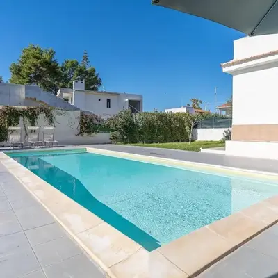 villa con piscina vista mare