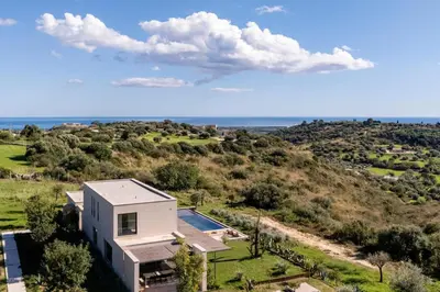 Paesaggio naturale nelle vicinanze della villa