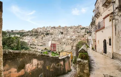 Vista generica su Ragusa o vista sulla città dall'interno della casa vacanze