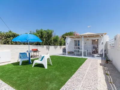 Patio o area all'aperto di Apartment Oneiro- Unterkunft am Strand mit großer Terrasse by Interhome