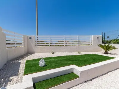 Giardino di Apartment Oneiro- Unterkunft am Strand mit großer Terrasse by Interhome