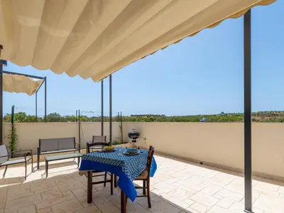 Balcone o terrazza di Apartment Wohnung in Noto mit Terrasse- gemeinsamem Pool und Garten by Interhome