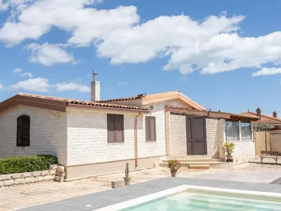 Piscina di Holiday Home Villa Scrusciu Ri Mari- privater Pool- Noto by Interhome o nelle vicinanze