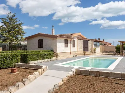 Piscina di Holiday Home Villa Scrusciu Ri Mari- privater Pool- Noto by Interhome o nelle vicinanze