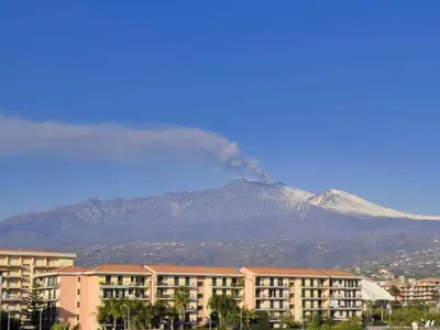 Vista generica sulle montagne o vista sulle montagne dall'interno dell'appartamento