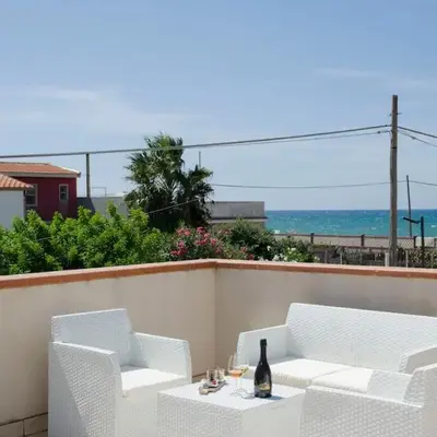 83 steps from the sea Sea-view terrace
